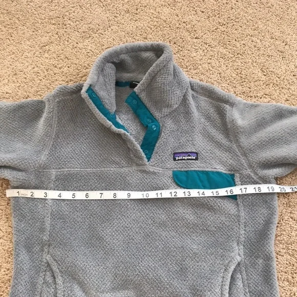 PATAGONIA size M grey with teal snap t fleece
